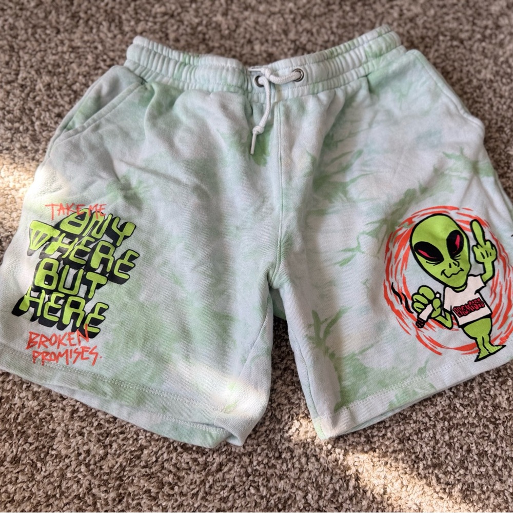 Alien Graphic Shorts - Green